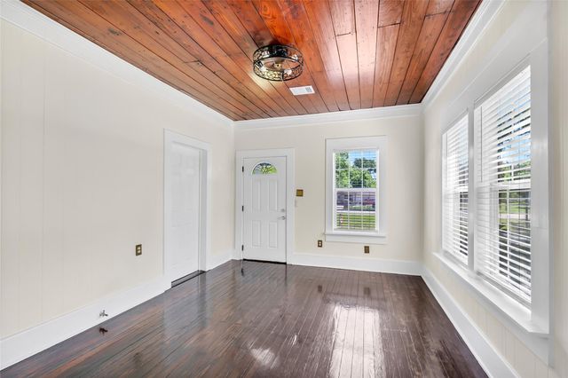 204 Kerry Road, Highlands, TX 77562