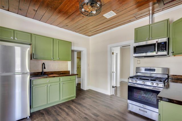 204 Kerry Road, Highlands, TX 77562