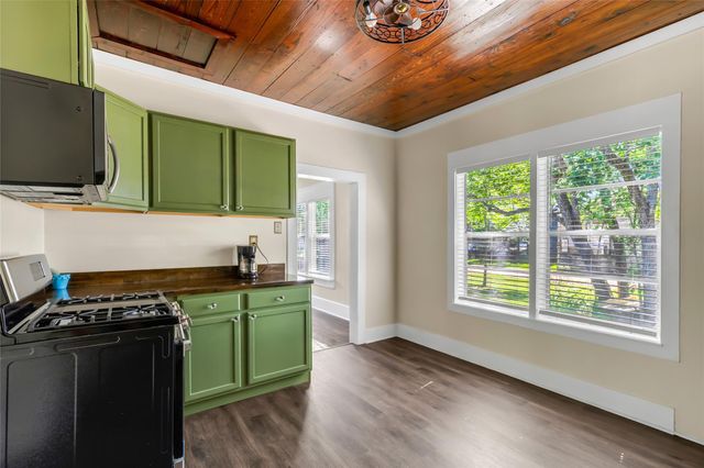 204 Kerry Road, Highlands, TX 77562