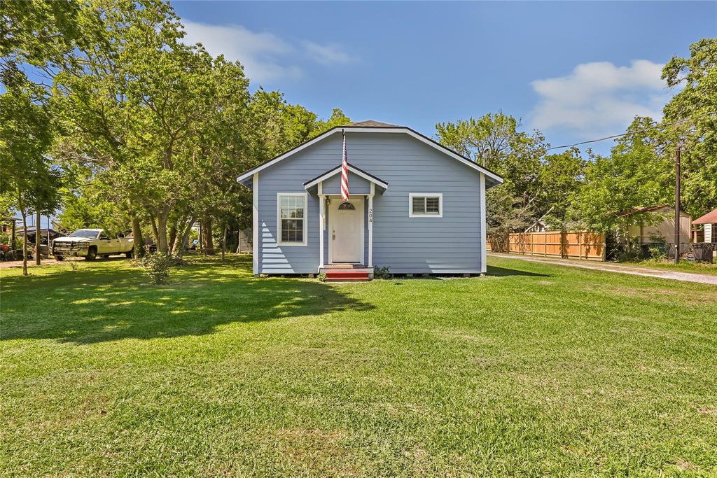 204 Kerry Road, Highlands, TX 77562