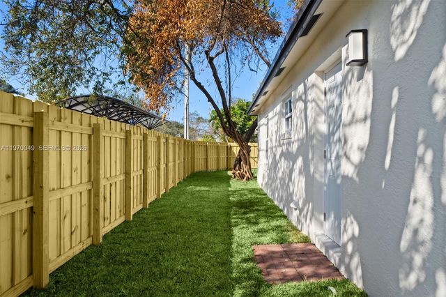 2241 Hope St, Hollywood, FL 33020