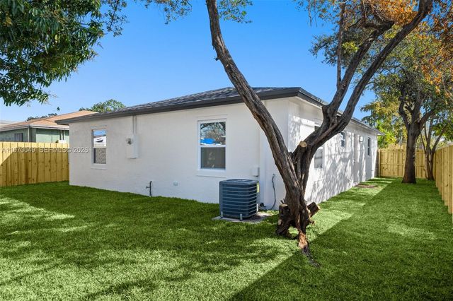 2241 Hope St, Hollywood, FL 33020