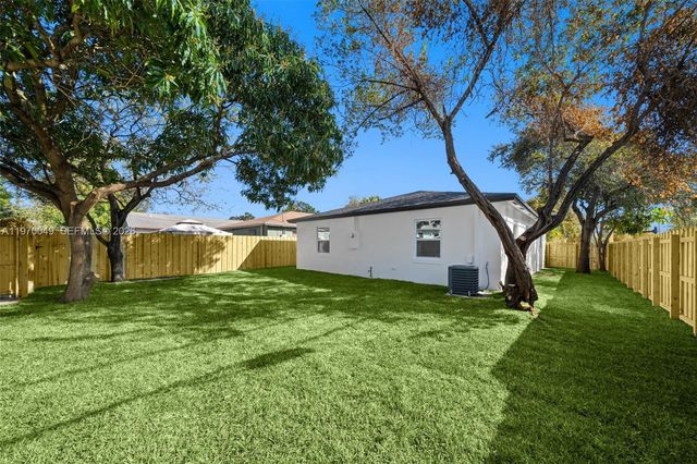 2241 Hope St, Hollywood, FL 33020