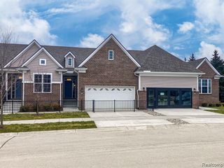 2221 Chase Drive 103, Hartland Township, MI 48855