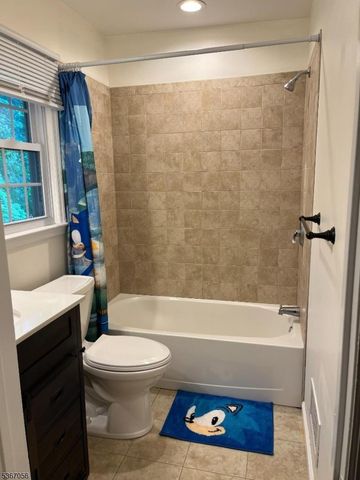 32 Church St, Milford Boro, NJ 08848