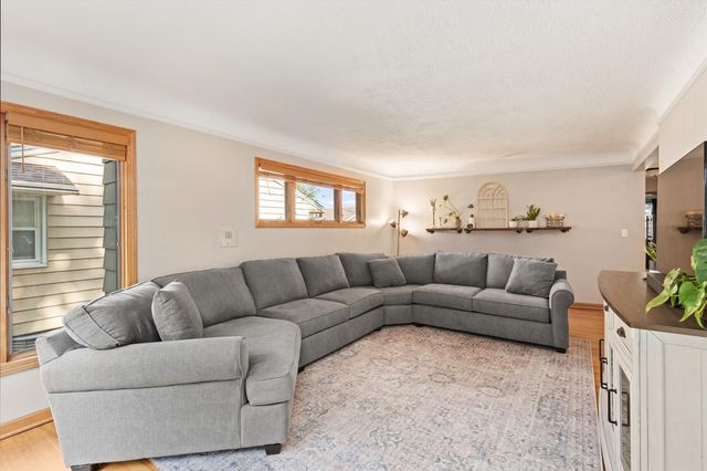 3937 Aurora Avenue, Des Moines, IA 50310