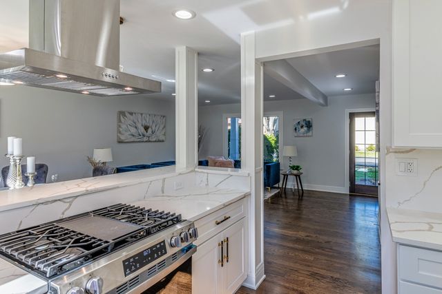 380 Ventura Club Drive, Roselle, IL 60172