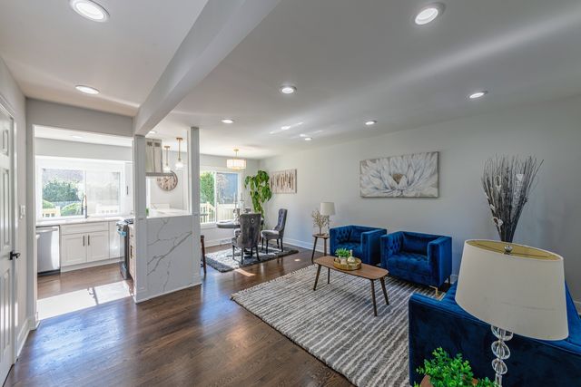 380 Ventura Club Drive, Roselle, IL 60172