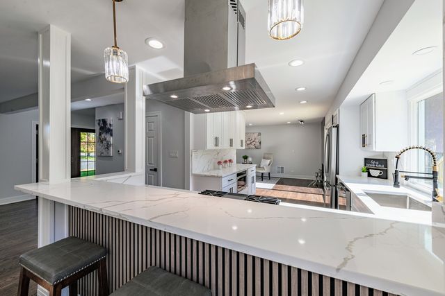 380 Ventura Club Drive, Roselle, IL 60172