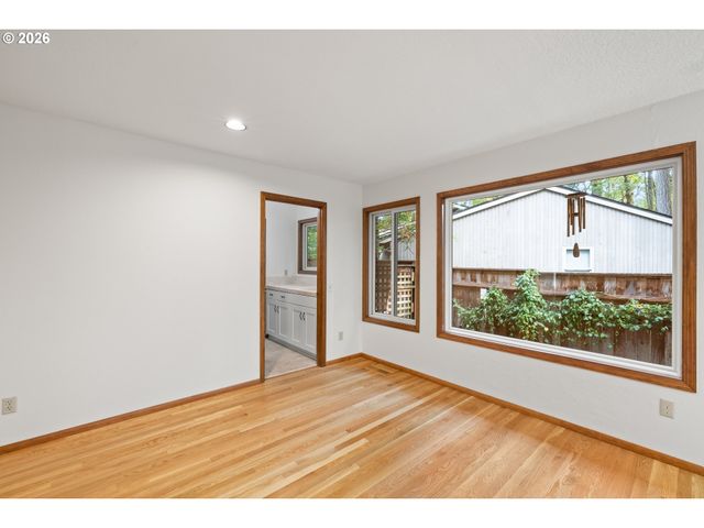 17280 Sw OAKENSHIELD Ct, Portland, OR 97224