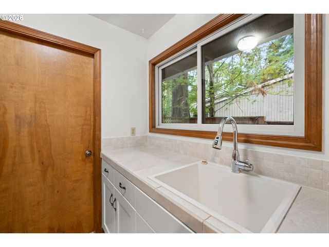 17280 Sw OAKENSHIELD Ct, Portland, OR 97224