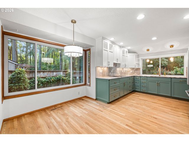 17280 Sw OAKENSHIELD Ct, Portland, OR 97224