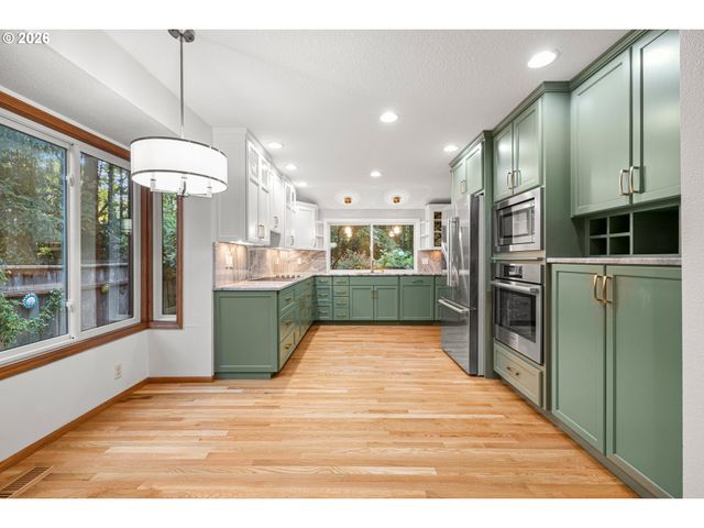 17280 Sw OAKENSHIELD Ct, Portland, OR 97224