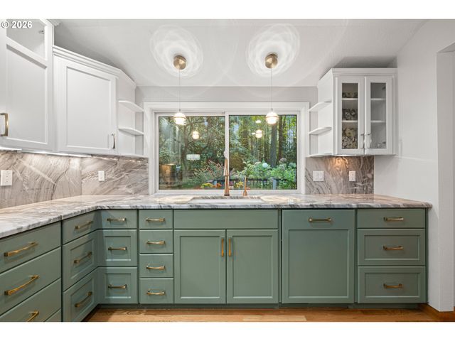 17280 Sw OAKENSHIELD Ct, Portland, OR 97224