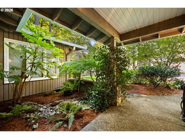 17280 Sw OAKENSHIELD Ct, Portland, OR 97224