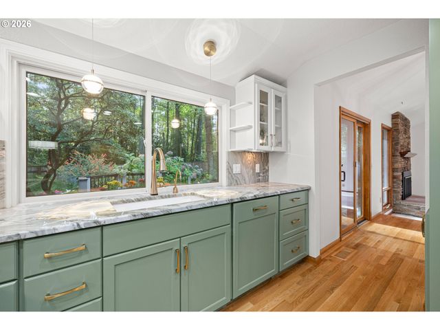17280 Sw OAKENSHIELD Ct, Portland, OR 97224