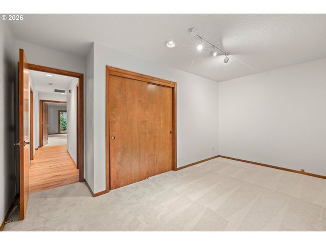 17280 Sw OAKENSHIELD Ct, Portland, OR 97224