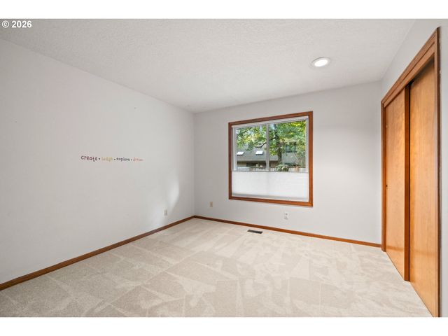 17280 Sw OAKENSHIELD Ct, Portland, OR 97224