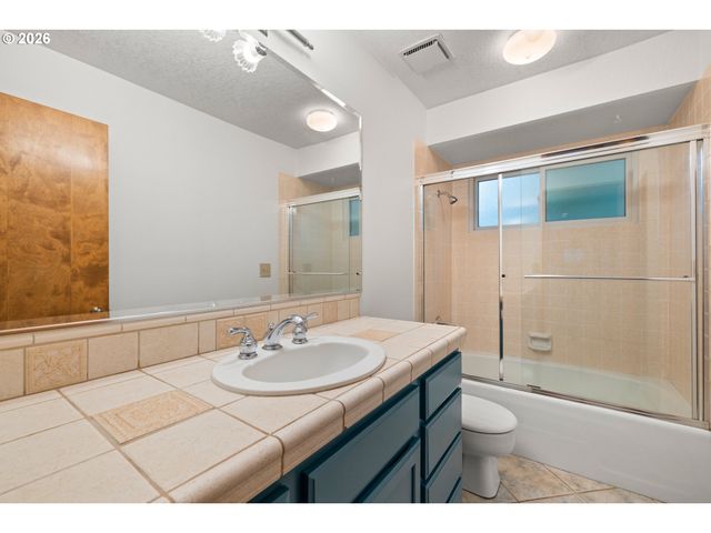 17280 Sw OAKENSHIELD Ct, Portland, OR 97224