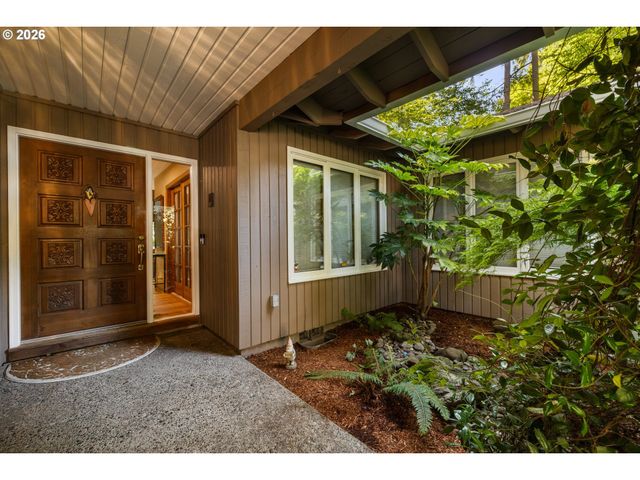 17280 Sw OAKENSHIELD Ct, Portland, OR 97224