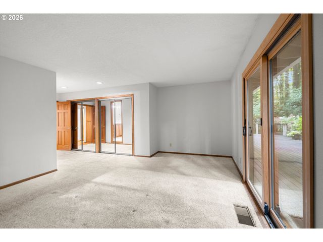 17280 Sw OAKENSHIELD Ct, Portland, OR 97224