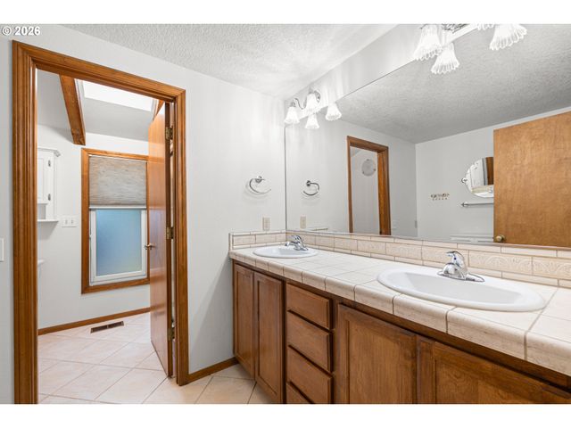 17280 Sw OAKENSHIELD Ct, Portland, OR 97224