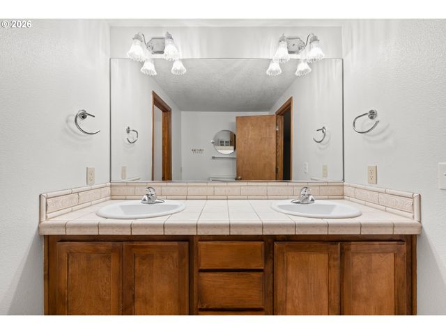 17280 Sw OAKENSHIELD Ct, Portland, OR 97224