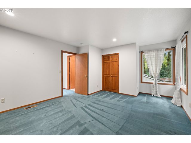 17280 Sw OAKENSHIELD Ct, Portland, OR 97224