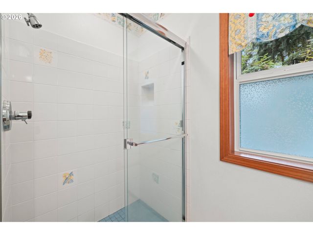 17280 Sw OAKENSHIELD Ct, Portland, OR 97224
