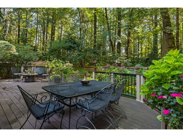 17280 Sw OAKENSHIELD Ct, Portland, OR 97224