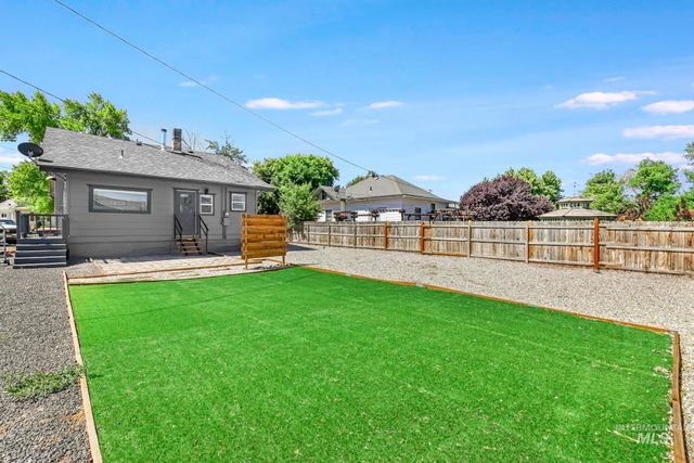 1215 4th Ave E, Twin Falls, ID 83301