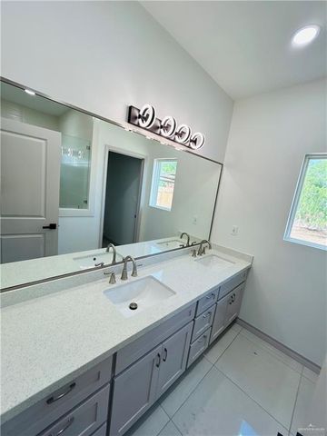 518 Tower Oak Drive, Alamo, TX 78516