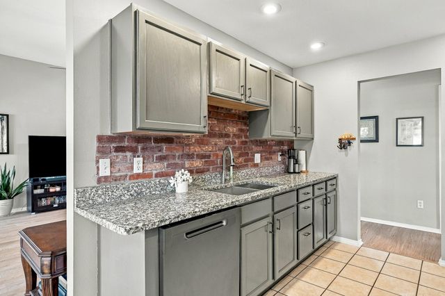 4631 W Bull Run Battle Street, Battlefield, MO 65619