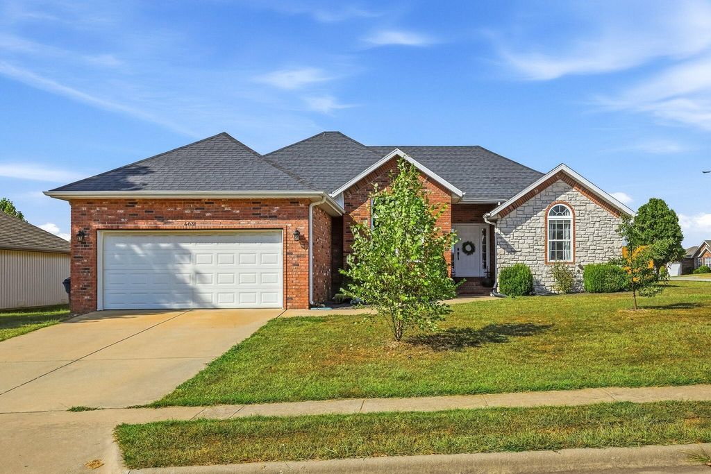 4631 W Bull Run Battle Street, Battlefield, MO 65619