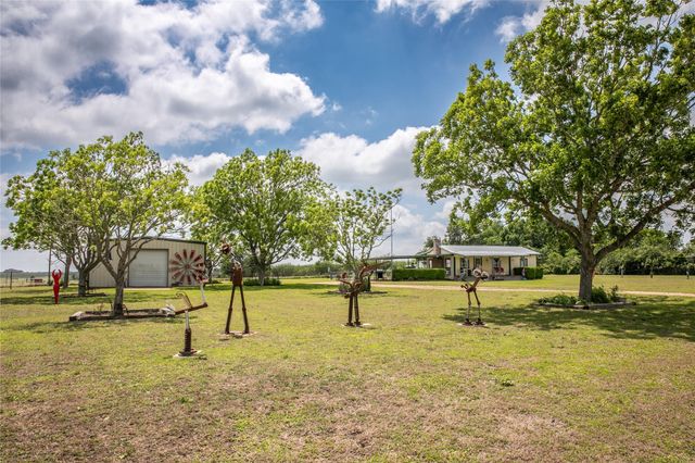 2603 McNelly LN, Burton, TX 77835