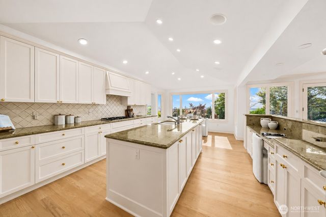 1365 92nd Avenue NE, Clyde Hill, WA 98004