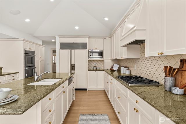 1365 92nd Avenue NE, Clyde Hill, WA 98004