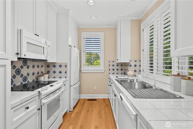 1365 92nd Avenue NE, Clyde Hill, WA 98004