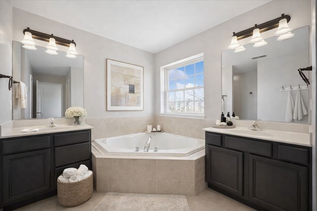 39W126 Revere House Lane, Geneva, IL 60134