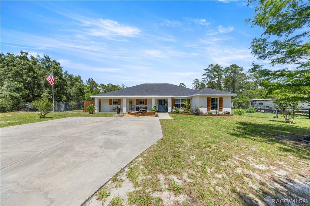 495 Fisher Road, Ocklawaha, FL 32179