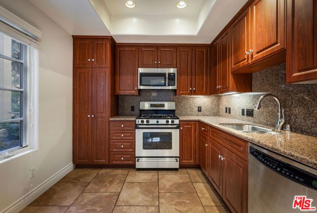 851 N San Vicente Boulevard 102, West Hollywood, CA 90069