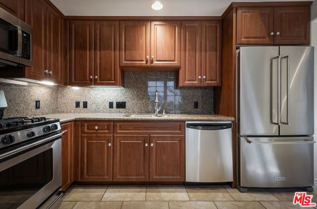 851 N San Vicente Boulevard 102, West Hollywood, CA 90069