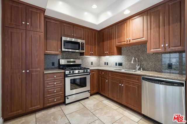851 N San Vicente Boulevard 102, West Hollywood, CA 90069