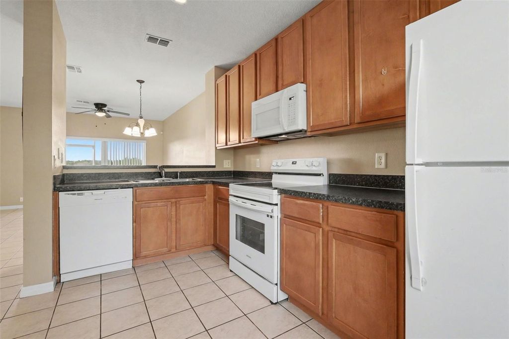 Image 3 of property listing at 948 CHELSEA DRIVE, Davenport, FL 33897
