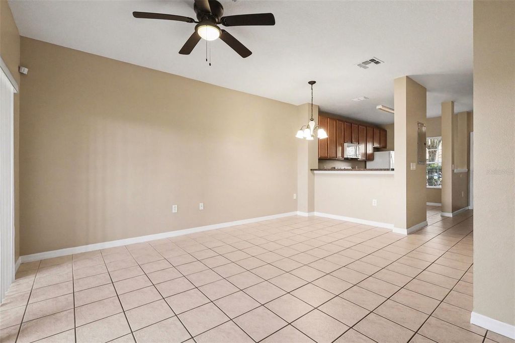 Image 6 of property listing at 948 CHELSEA DRIVE, Davenport, FL 33897