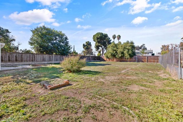 1404 Kaweah Street, Hanford, CA 93230