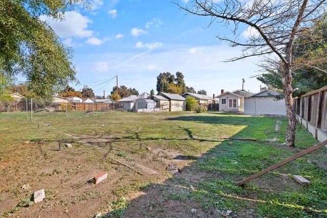 1404 Kaweah Street, Hanford, CA 93230