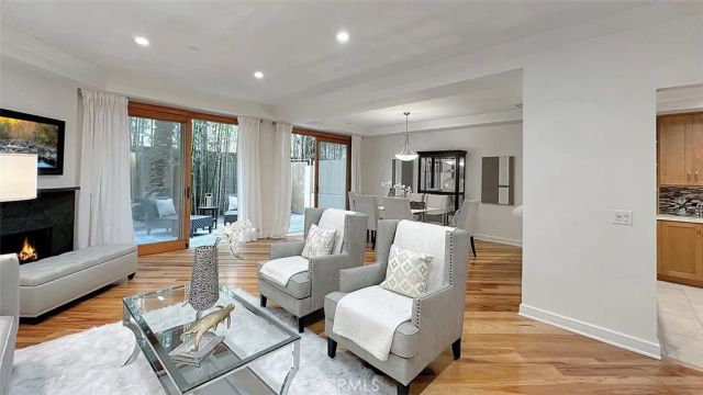 411 N Oakhurst Drive 102, Beverly Hills, CA 90210