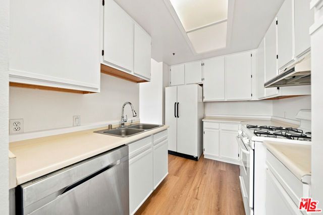 533 S St Andrews Place 404, Los Angeles, CA 90020