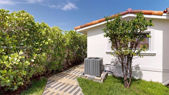 6265 W 10th Ave, Hialeah, FL 33012